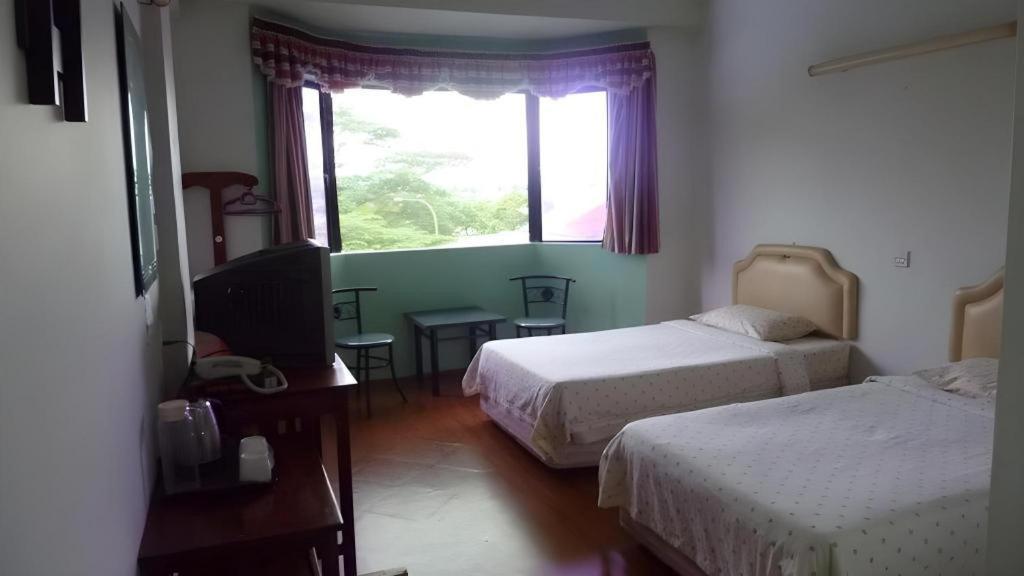 Hotel Hung Hung Kuching Esterno foto