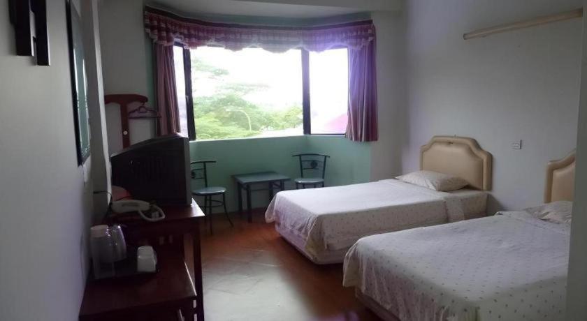 Hotel Hung Hung Kuching Esterno foto